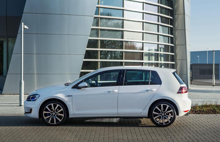  Volkswagen Golf GTE 2015 года  (UK) (фото 2 из 22)